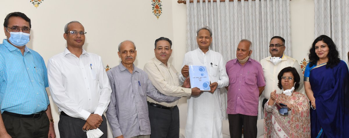 राज्य में भर्ती प्रक्रिया के सुदृढ़ीकरण एवं इसमें सुधार के लिए गठित समिति ने अपनी रिपोर्ट प्रस्तुत कर दी है। आज शाम निवास पर समिति के अध्यक्ष एवं राजस्थान लोक सेवा आयोग के पूर्व चैयरमेन श्री एमएल कुमावत ने यह रिपोर्ट सौंपी।