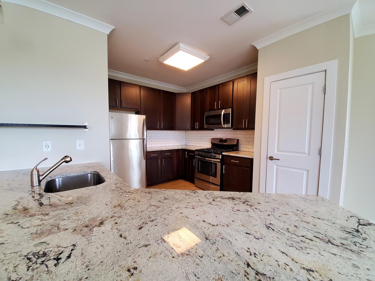 EastofMarket's tweet photo. 🔍Searching for a HUGE 2B/2B?? We have you covered!☑️ Our 1,128 sqft. D or D1 floorplan is perfect for you, apply today! Don't miss out on one of the largest and most luxurious✨ 2B/2B Frederick has to offer!! 
#frederickmd #moreishere #MoveinToday https://t.co/vficeOmZde