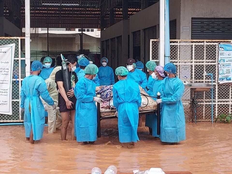 SpringBago's tweet photo. Due to Flood in #ShweMyawady Covid Quarantine centre in #Myawady city today, the patients are urgently transferred to another area and 100 patients were there. Also 500 houses in lowlands areas are becoming Flood victims in #Myawady tsp. 
 LET US BREATHE 
#WhatsHappeningInMyanmar https://t.co/uMX807uTRV