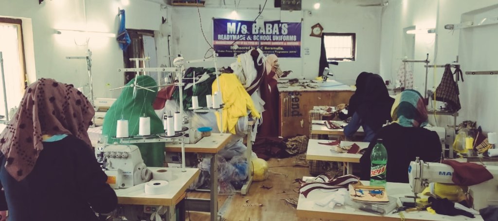 KashmirIndus's tweet photo. He has achieved turnover in excess of Rs. 60 lacs last year and provides employment to 12 people...truly phenomenal, an inspiration for #youth . 

#transformJK #PMEGP

@diprjk 
 @DoIC_JK
 @DCBaramulla https://t.co/4zFMfvgsvm