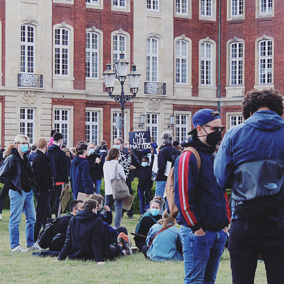 jessi_reads's tweet image. Protest signs are book studies! What an interesting and moving keynote by @BrennaWynn at #SHARP2021 #MovingTexts2021
(photo taken at the Black Lives Matter protest in Münster, June 2020)