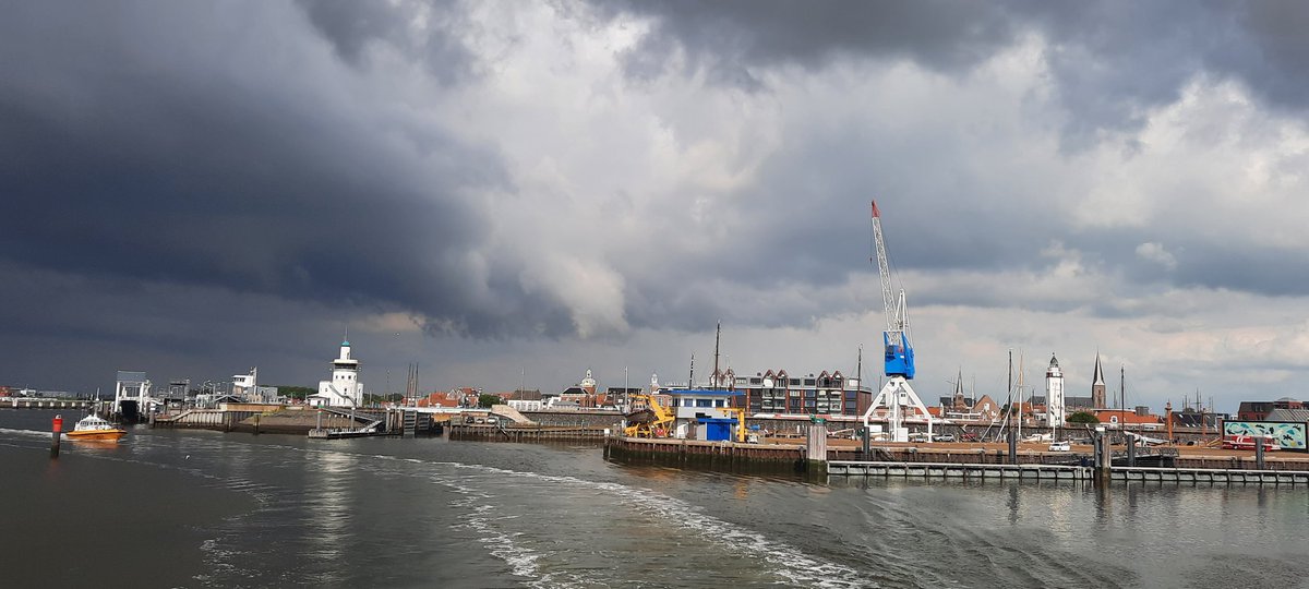 Bij het verlaten van #Harlingen met <a href="/rederijdoeksen/">Rederij Doeksen</a> #weerfoto <a href="/helgavanleur/">Helga van Leur ☀</a> @pietsweer <a href="/NOS/">NOS</a> .