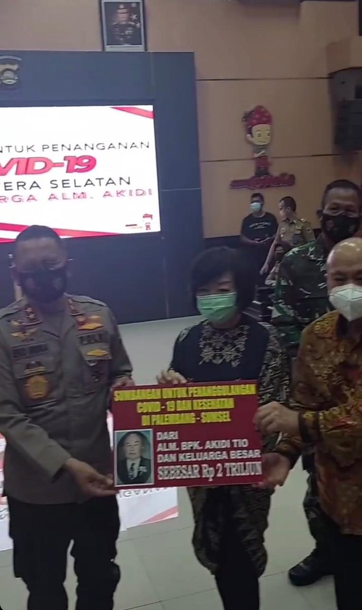 Malahasa_'s tweet photo. Tangan2 yg dipakai Tuhan utk memberi &amp; saling membantu tuk sesama anak bangsa.

Ini bukti walau dibenci,ditolak di zalimi,tapi cinta bagi bangsa adalah yg utama.

Beda dgn ngaku2 Ori tapi kelakuan KW,tdk berpihak pada Bangsa Indonesia.Namun sibuk kumpulin Donasi buat bangsa lain. https://t.co/D5mWU9hEjV