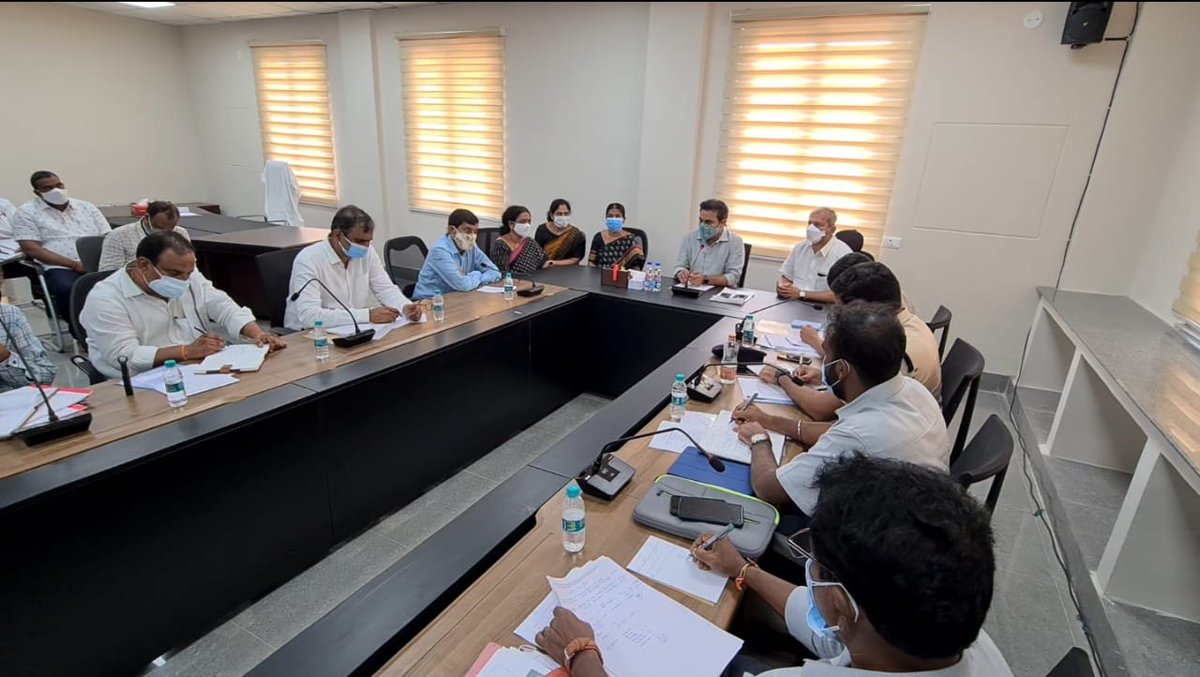 MinisterKTR's tweet photo. రాజన్న సిరిసిల్ల జిల్లాలో అభివృద్ధి పనుల పురోగతి, తదితర అంశాలపై జిల్లా అధికారులతో మంత్రి @KTRTRS సమీక్ష నిర్వహించారు. ఈ సమావేశంలో ఎమ్మెల్యే చెన్నమనేని రమేష్ బాబు, @Collector_RSL కృష్ణ భాస్కర్ ఇతర అధికారులు పాల్గొన్నారు. https://t.co/Z5wfz2cwqo