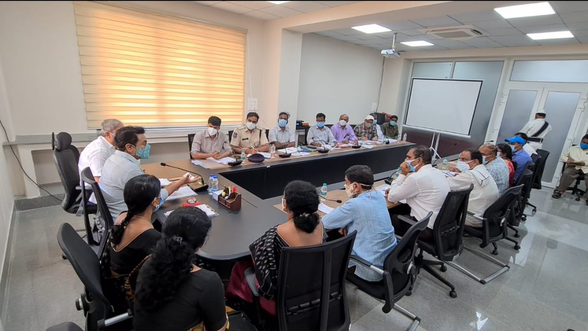 MinisterKTR's tweet photo. రాజన్న సిరిసిల్ల జిల్లాలో అభివృద్ధి పనుల పురోగతి, తదితర అంశాలపై జిల్లా అధికారులతో మంత్రి @KTRTRS సమీక్ష నిర్వహించారు. ఈ సమావేశంలో ఎమ్మెల్యే చెన్నమనేని రమేష్ బాబు, @Collector_RSL కృష్ణ భాస్కర్ ఇతర అధికారులు పాల్గొన్నారు. https://t.co/Z5wfz2cwqo