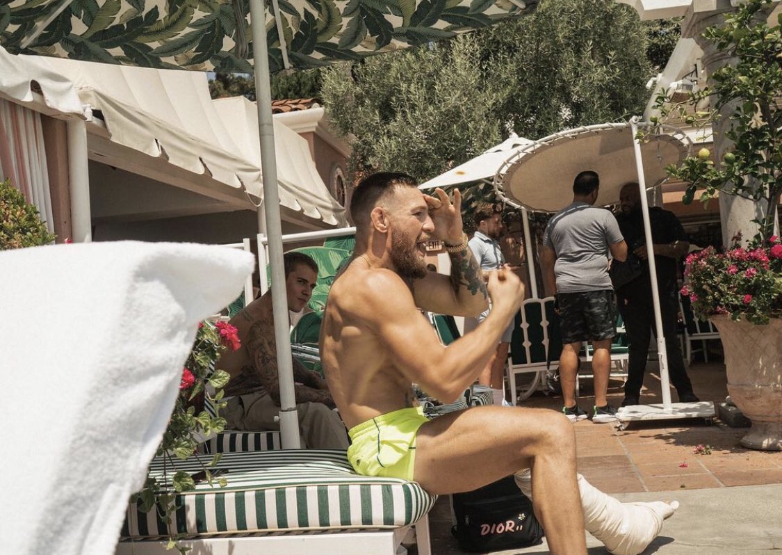 xTheNotorious's tweet photo. #UFCrp #MMARp
โSome laughs with Bieber, poolside.โ #SinCity
๐ฅ ๐ฒ https://t.co/1APNmVVmKQ