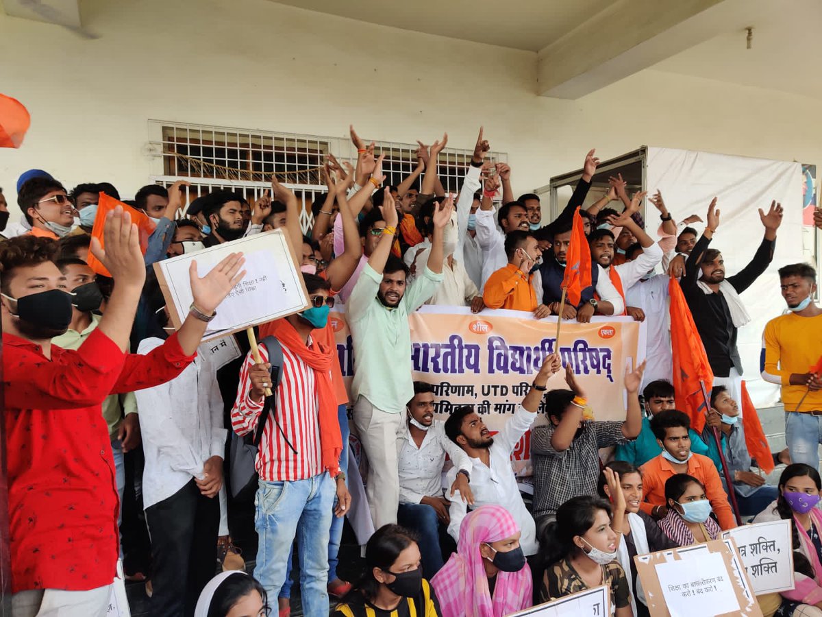 Jharahul201's tweet photo. अाज @abvpcg के कार्यकर्ताओं के द्वारा निलंबित परीक्षा परिणाम,संविदा शिक्षक भर्ती में हो रहे भ्रष्टाचार व अन्य मांगों के कारण @CSVTUBhilai का घेराव किया गया।
@ABVPVoice
@ChetasSukhadia 
@pradeepmehta201 
@Shubham36garh 
@Deepakguptaa01 https://t.co/O8iJV3zJ7D