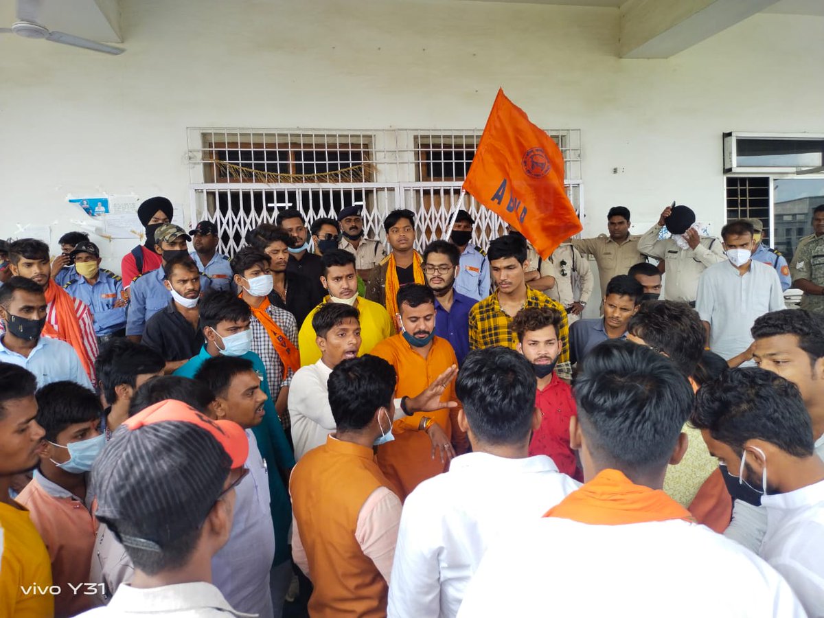 Jharahul201's tweet photo. अाज @abvpcg के कार्यकर्ताओं के द्वारा निलंबित परीक्षा परिणाम,संविदा शिक्षक भर्ती में हो रहे भ्रष्टाचार व अन्य मांगों के कारण @CSVTUBhilai का घेराव किया गया।
@ABVPVoice
@ChetasSukhadia 
@pradeepmehta201 
@Shubham36garh 
@Deepakguptaa01 https://t.co/O8iJV3zJ7D