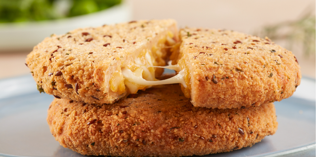 La siguiente imagen puede herir la sensibilidad de tu paladar 🙃 El delicioso sabor de la calabaza combinado con mucho queso dentro de nuestra riquísima milanesa de soja con semillas. #LunesSinCarne #Frizata