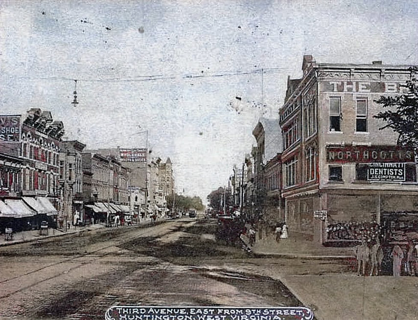Looking east on the 900 block of 3rd Avenue in downtown #HuntingtonWV circa 1905. The left side of the street is now occupied by <a href="/PullmanSquare/">Pullman Square</a>.
