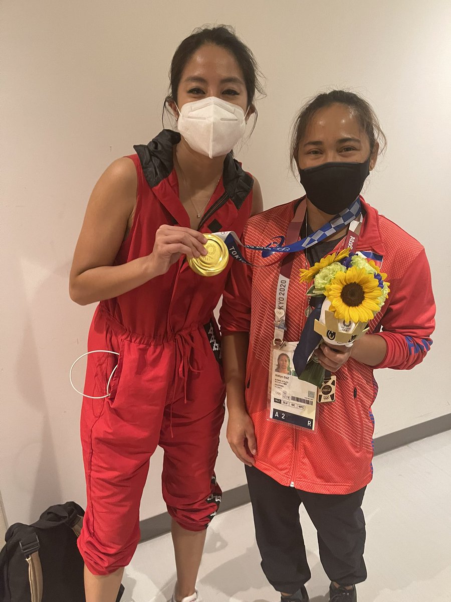 gretchenho's tweet image. Hidilyn was generous enough to invite us to hold her gold medal and take photos with it. Really feels like destiny, somehow. Thank you, @diaz_hidilyn. 

PS. Pasensya na kung sabog na kami 😂 grabe iyak 😭 #Tokyo2020 #SeeUsStronger @CignalTV