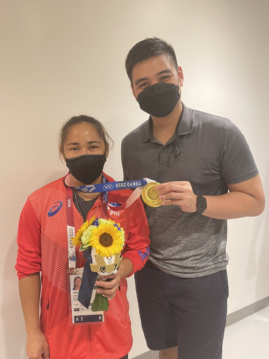 gretchenho's tweet image. Hidilyn was generous enough to invite us to hold her gold medal and take photos with it. Really feels like destiny, somehow. Thank you, @diaz_hidilyn. 

PS. Pasensya na kung sabog na kami 😂 grabe iyak 😭 #Tokyo2020 #SeeUsStronger @CignalTV