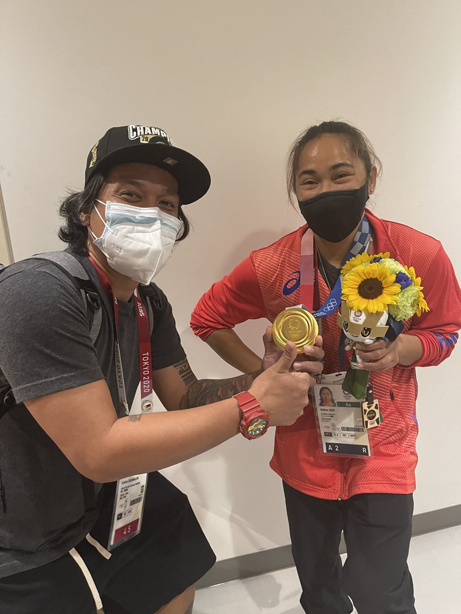 gretchenho's tweet image. Hidilyn was generous enough to invite us to hold her gold medal and take photos with it. Really feels like destiny, somehow. Thank you, @diaz_hidilyn. 

PS. Pasensya na kung sabog na kami 😂 grabe iyak 😭 #Tokyo2020 #SeeUsStronger @CignalTV
