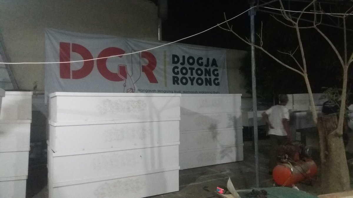 Pemberitahuan utk menghindari penyalahgunaan bantuan donasi peti jenazah produksi "Djogja Gotong Royong".
Mohon masyarakat memberitahu kami jk ada pihak2 yg meminta biaya peti dg ciri2 peti "DGR"
(Akun FB om Herlambang Yudho)
<a href="/infojogja/">info jogja</a> <a href="/bill_plenthonk/">Bill Plenthonk</a> <a href="/FebriantoUgm/">Herry Febrianto </a> 
#jogja #DGR