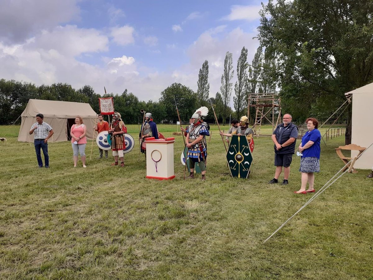 LudoMalecot's tweet photo. Le Chef du village @gillespichon Romain de #Rom79 avec une cohorte sortie d’une fenêtre sur l’histoire. Il est accompagné de @kimdelagarde Conseiller départemental 79 et de @NathalieLanzi Conseillère régionale #Rauranum #FierdetreRomain #Culture https://t.co/MFTiKfvdzh