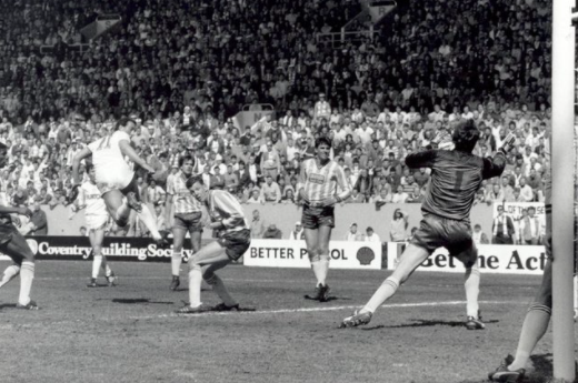 LUSCgriffinLUFC's tweet photo. Missed one back in 1989 with another defender moved on by Howard Wilkinson (25th July), as David Rennie was sold to Bristol City. Using that word dependable again but not up the standard #lufc were to set. 100+ apps, 7 goals - one which we will always remember at Hillsborough... https://t.co/1TUOVM74VP