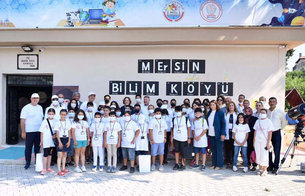 Bir eğitim yuvası düşünün; fen bilimleri doğada, uzay ve sanat atölyelerde anlatılsın…

Her öğrenci ilgi alanına göre etkinlikler bulsun. Rüya gibi bu bilim köyü Mersin’de kurulmuş. Çift kanatlı çocuk yetiştirme hedefimiz için en güzel sahnelerden biri hayatın tam da içi. 👏🏼