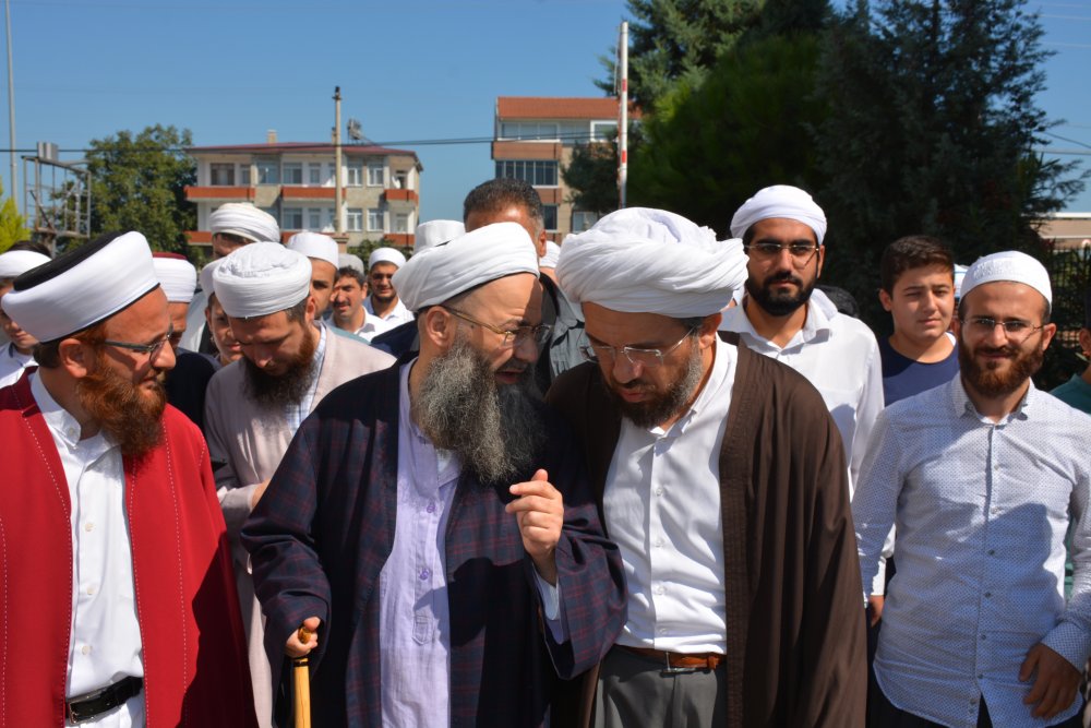 7.  Elbette ki biliyorum #ihsansenocakyalnizdegildir. Hurafeyi geçim aracı yapmış,  saf müslümanların sarığa sakala cübbeye hürmetini devasa kâra dönüştürmekte ustalaşmış, rüya gördüren terlikle, yanmaz kefenle, ereksiyon dualarıyla ünlenmiş din taciri yoldaşın var.