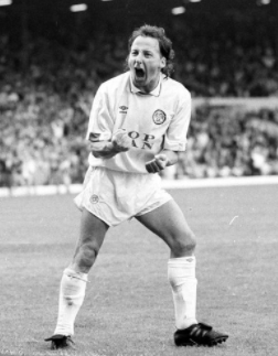 LUSCgriffinLUFC's tweet photo. Aside Howard Wilkinson having a clear-out at #EllandRoad &amp; bringing in some promotion guns - in the same week #lufc had signed Vinnie Jones &amp; John McClelland was sneaked in Mickey Thomas! An odd one that cost us £10k at a tribunal #OnThisDay 1989!
Restricted to 3 Leeds apps 🤕🤒 https://t.co/sxTQt8rSof