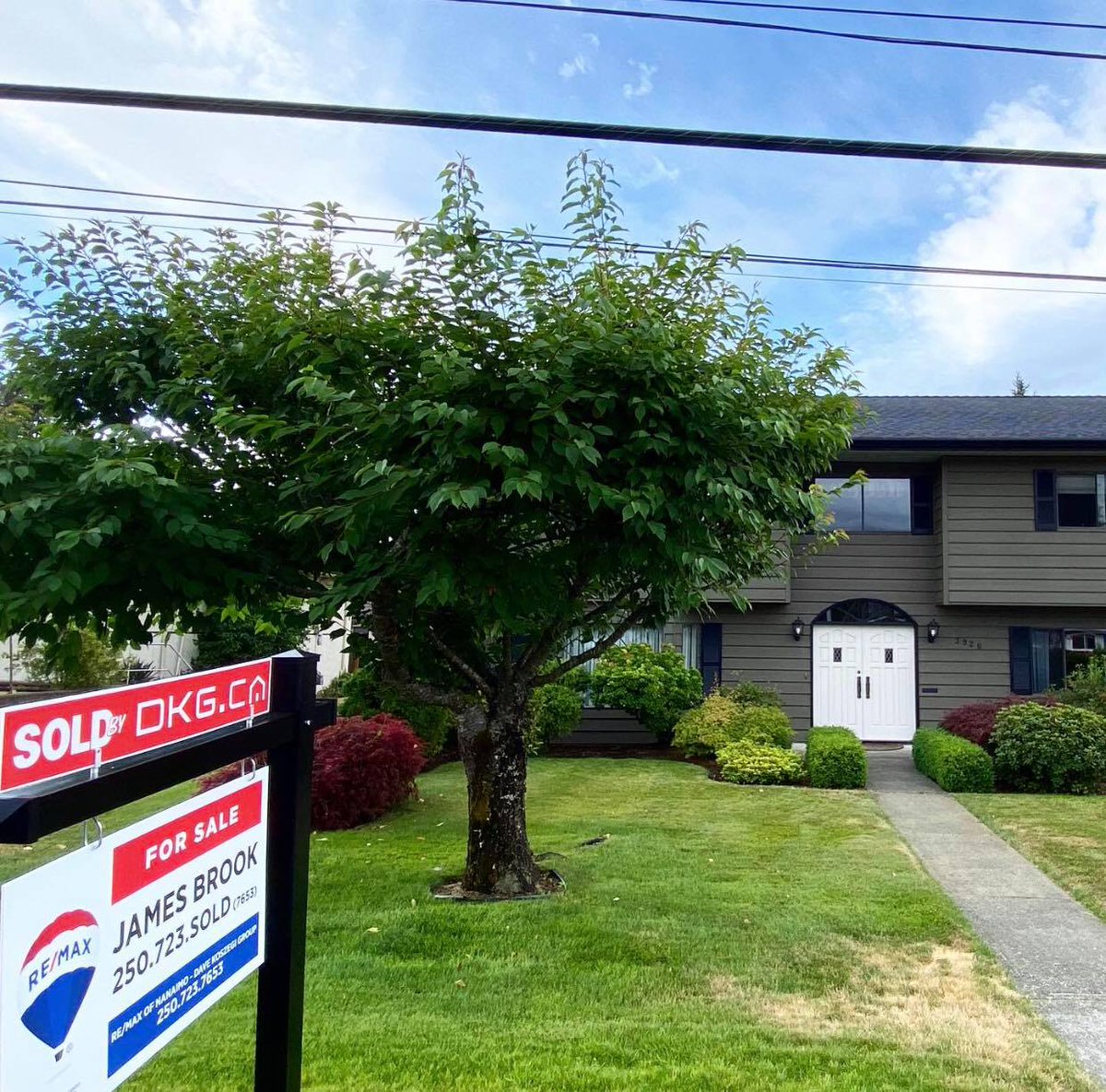 Just in time for the new school year 🚌— there’s nothing quite like welcoming a new family to the Alberni Valley! James Brook of the Dave Koszegi Group was thrilled to help this fantastic family put down some roots in #PortAlberni. Here’s to your new chapter! 🏡 #VancouverIsland