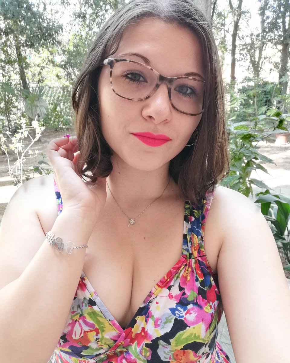 AndreeaPrajascu's tweet photo. ❤️
#26luglio #2k21 #selfie #inthegarden #dress #flowerdress #roselips https://t.co/KL4PIZgXQw
