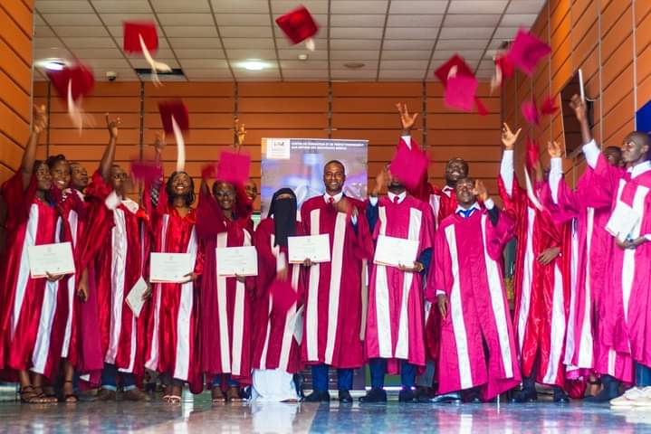 InstitutMedias's tweet photo. « Be Journalist », quelle aventure !
Six mois en arrière, ils arrivaient à notre institut avec leur passion pour seul bagage en journalisme. 835 dossiers au départ pour 16 élus et le 24 juillet 2021 ils ont reçu leur premier "diplôme".
La cohorte #BeJournalist, notre fierté ! https://t.co/Ph83wYjP7t
