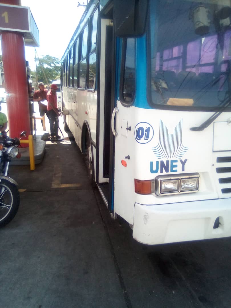 MedozaWullian's tweet photo. #Hoy gracias al apoyo de @JoseMAlcalde timonel de la  @alcaldia_indepe las unidades de la @uney_oficial cargaron combustible para el traslado de personal en funciones y tareas vitales. Mil gracias! @NicolasMaduro @CTrompiz2 @JLEONYARA @arbolve @ABGCACAM https://t.co/vJt2AGzUw9