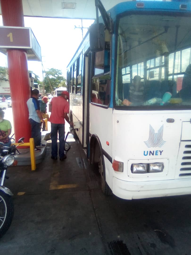 #Hoy gracias al apoyo de <a href="/JoseMAlcalde/">Jose Jhonatan Mujica</a> timonel de la  <a href="/alcaldia_indepe/">Alcaldía Independencia / Yaracuy / Venezuela</a> las unidades de la <a href="/uney_oficial/">UNEY</a> cargaron combustible para el traslado de personal en funciones y tareas vitales. Mil gracias! <a href="/NicolasMaduro/">Nicolás Maduro</a> @CTrompiz2 <a href="/JLEONYARA/">JULIO LEÓN</a> <a href="/arbolve/">ArbolVe</a> <a href="/ABGCACAM/">CARLOS CAMACARO</a>