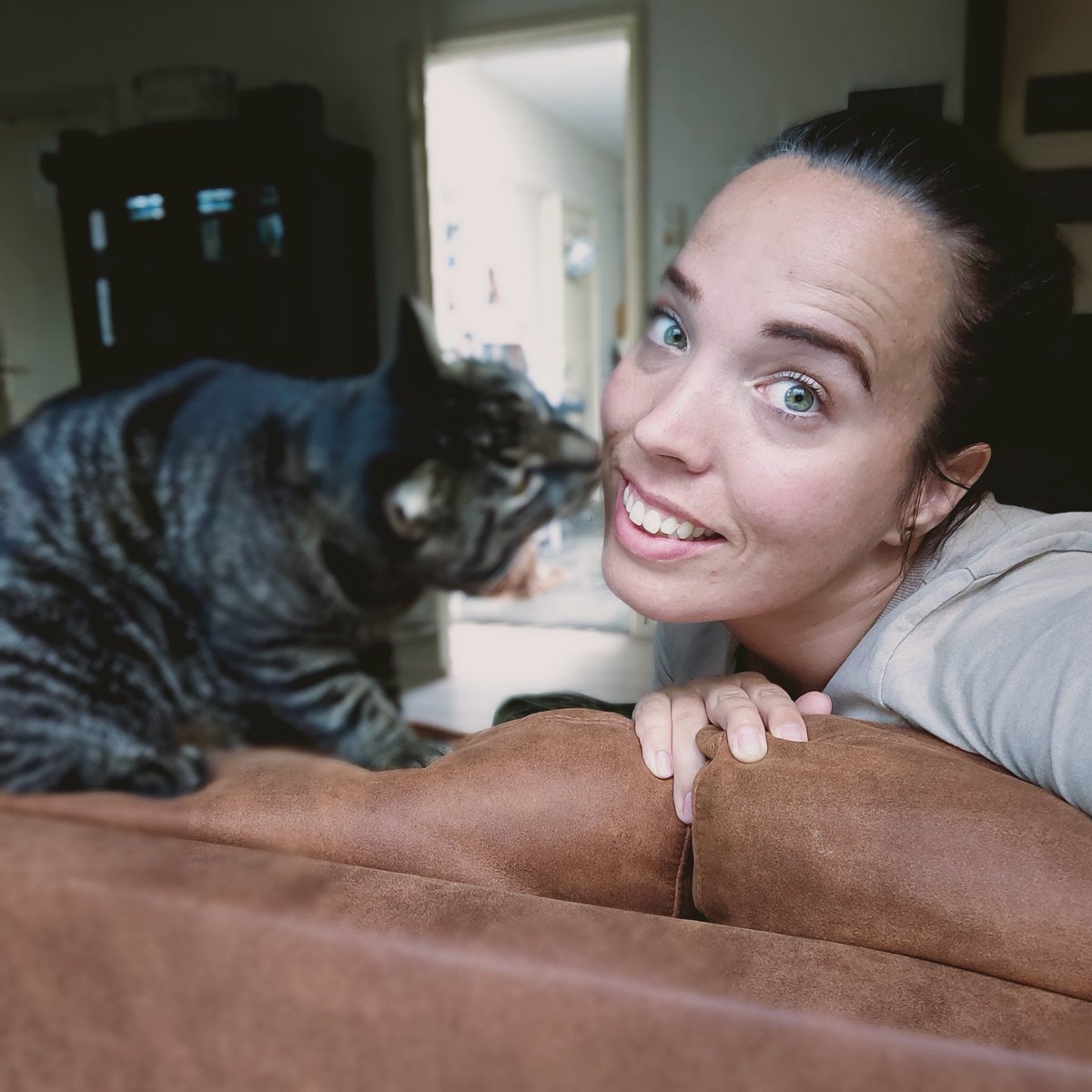 ditistanja's tweet photo. Ik wist het gewoon...
Kattenkusje incoming! βΊοΈπ π½
Bij gebrek aan nΓ³g beter... π
#kat #mystruggles #poesie #mauw https://t.co/nbhWnmzdQl
