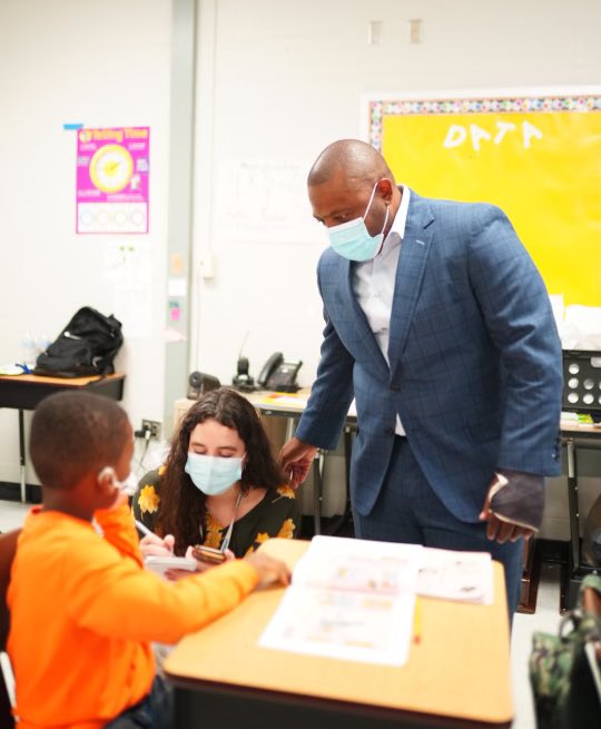 SCSSuptRay's tweet image. The enthusiasm in these photos can’t begin to describe the incredible energy @lowrancek8 today w/Commissioner @SchwinnTeach! 

Thank you Board Member @KevinWoods for your dedicated service &amp;amp; advocacy in EDUCATION &amp;amp; Principal Kelvin Bates for your steadfast leadership! #WeAre901