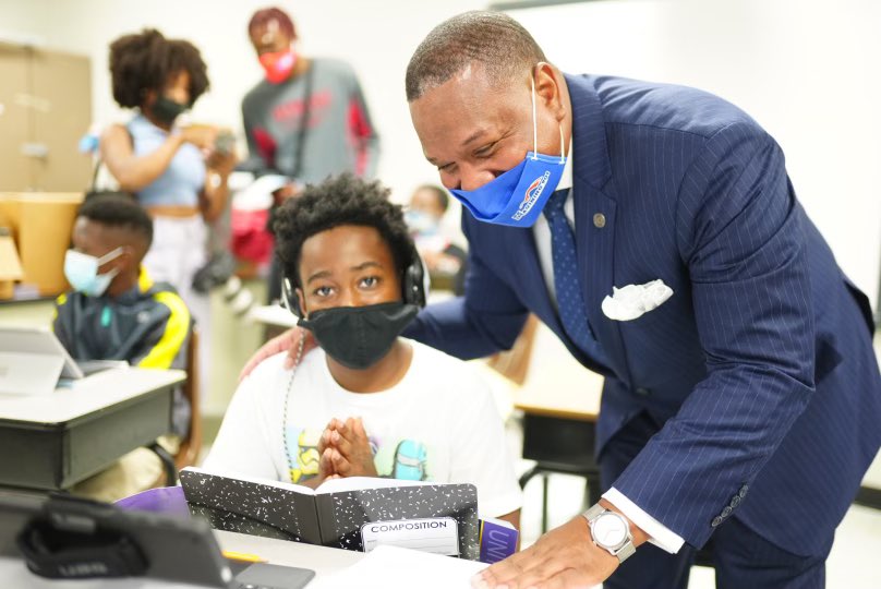 SCSSuptRay's tweet image. The enthusiasm in these photos can’t begin to describe the incredible energy @lowrancek8 today w/Commissioner @SchwinnTeach! 

Thank you Board Member @KevinWoods for your dedicated service &amp;amp; advocacy in EDUCATION &amp;amp; Principal Kelvin Bates for your steadfast leadership! #WeAre901