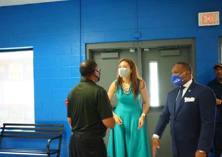 SCSSuptRay's tweet image. The enthusiasm in these photos can’t begin to describe the incredible energy @lowrancek8 today w/Commissioner @SchwinnTeach! 

Thank you Board Member @KevinWoods for your dedicated service &amp;amp; advocacy in EDUCATION &amp;amp; Principal Kelvin Bates for your steadfast leadership! #WeAre901