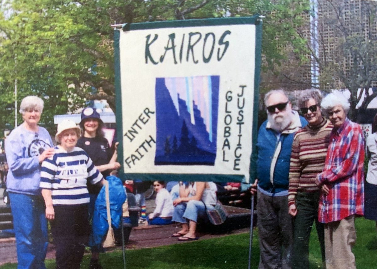 kairoscanada's tweet photo. The 6th in the #KAIROS20 series comes to us from Marjorie Ross: Reflections on the birth of KAIROS.
"I think of myself as one of the midwives present at KAIROS’ birth."
Read all the details: https://t.co/WtPMTKPv5V
Photo: new banner in Vancouver, 2002. https://t.co/DVA20dpLyQ