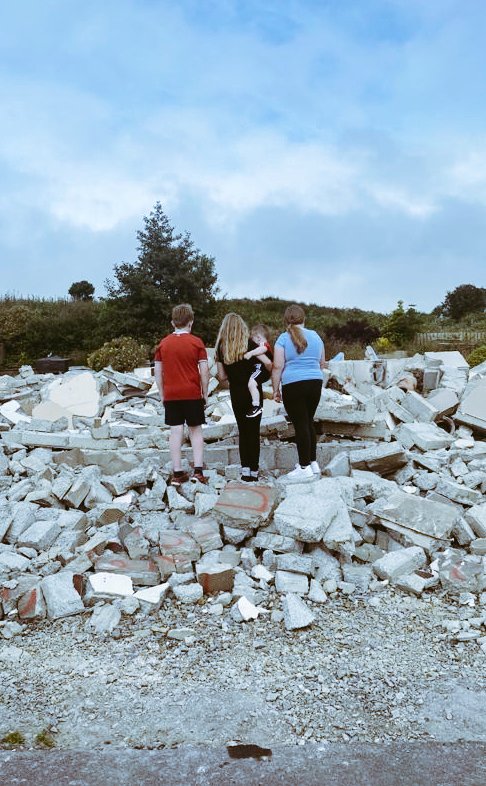 th1nman's tweet image. The people of Donegal linecthe streets as their houses have been tumbled due to Mica/Pyrite. 
Please help us
#MICADAY #MICAREDRESS