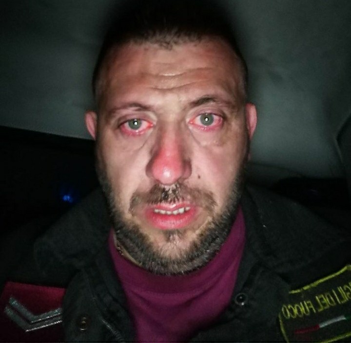 Gabry_ell_'s tweet photo. Francesco Cocco vigile del fuoco nuorese.. Non c'è bisogno di dire niente il suo volto si commenta da solo. Grazie Francesco grazie ragazzi ❤ https://t.co/PWTPSYRSLE