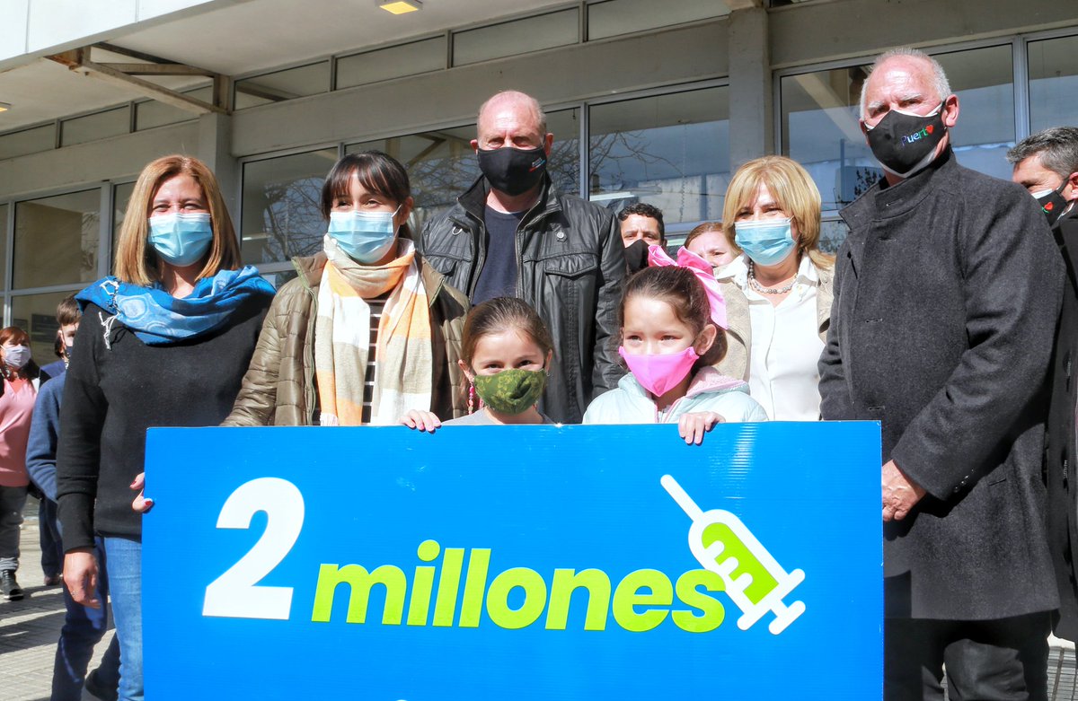 omarperotti's tweet photo. 2 millones de santafesinas y santafesinos están vacunados.

Hoy en #PtoGralSanMartín, vacunamos a la persona 2 millones contra el Covid-19, en el Centro de Salud "Catalina Salomón". https://t.co/NVnwHTd9Ck