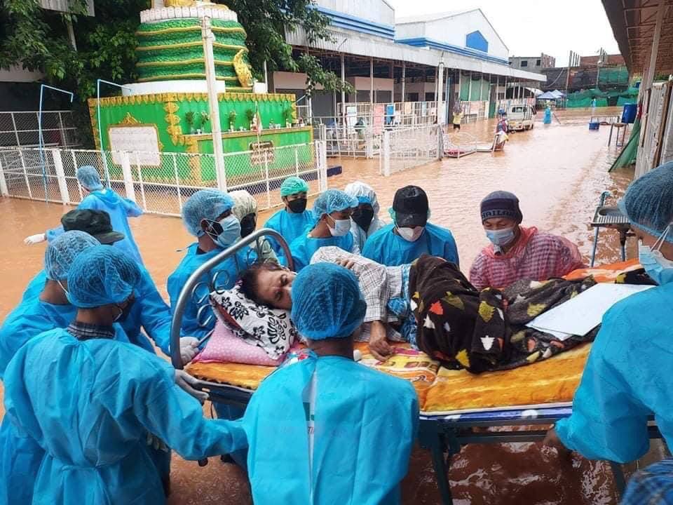 nannkn4's tweet photo. Due to Flood in ShweMyawady Covid Quarantine centre in Myawady city today, the patients are urgently transferred to another area. 500 houses in lowlands areas are becoming Flood victims as well.  LET US BREATHE  #WhatsHappeningInMyanmar https://t.co/jljavaavAq