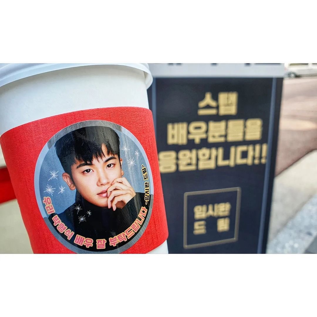 imsiwanbr's tweet photo. 📸 | Siwan enviou um caminhão de café para Hyungsik apoiando as filmagens do novo drama de Hyungsik “Happiness” 

🔗 https://t.co/XmlCcI67NI 

#ImSiwan #YimSiwan #임시완 https://t.co/JeuMkMyrO4