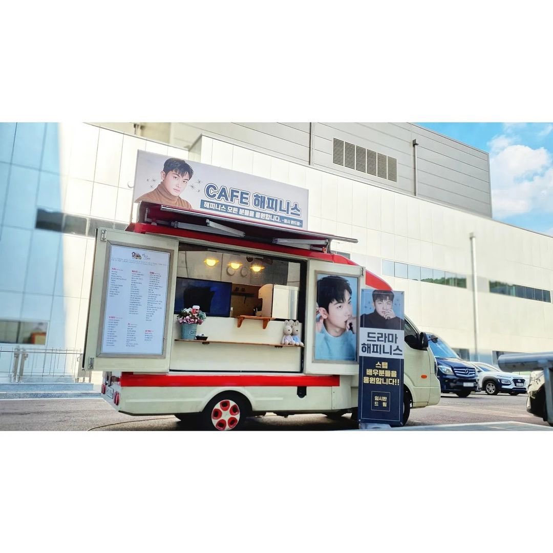 imsiwanbr's tweet photo. 📸 | Siwan enviou um caminhão de café para Hyungsik apoiando as filmagens do novo drama de Hyungsik “Happiness” 

🔗 https://t.co/XmlCcI67NI 

#ImSiwan #YimSiwan #임시완 https://t.co/JeuMkMyrO4