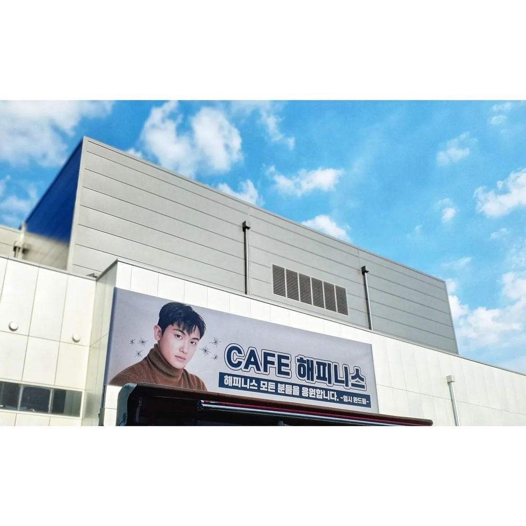 imsiwanbr's tweet photo. 📸 | Siwan enviou um caminhão de café para Hyungsik apoiando as filmagens do novo drama de Hyungsik “Happiness” 

🔗 https://t.co/XmlCcI67NI 

#ImSiwan #YimSiwan #임시완 https://t.co/JeuMkMyrO4