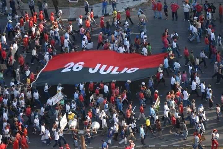 ErnestoSoyCuba's tweet photo. #Cuba amanece con los colores de la bandera, apoyando la rebeldía revolucionaria de aquel #Monacada Santiaguero. #MiMoncadaHoy se hace presente siempre.
#TuEresElPresente
#PonleCorazon https://t.co/lmnn53537r