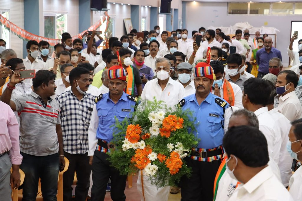 annamalai_k's tweet photo. Commemorating the brave sacrifice of our 527 martyrs in Kargil Vijay Diwas day in  Kamalayam office today

The presence of large no of Ex- Servicemen along with our senior leader shri @LaGanesan avargal, reminded us their sacrifice will not go waste!

Jai Hind 🇮🇳

@BJP4TamilNadu https://t.co/wu2byX7qp0