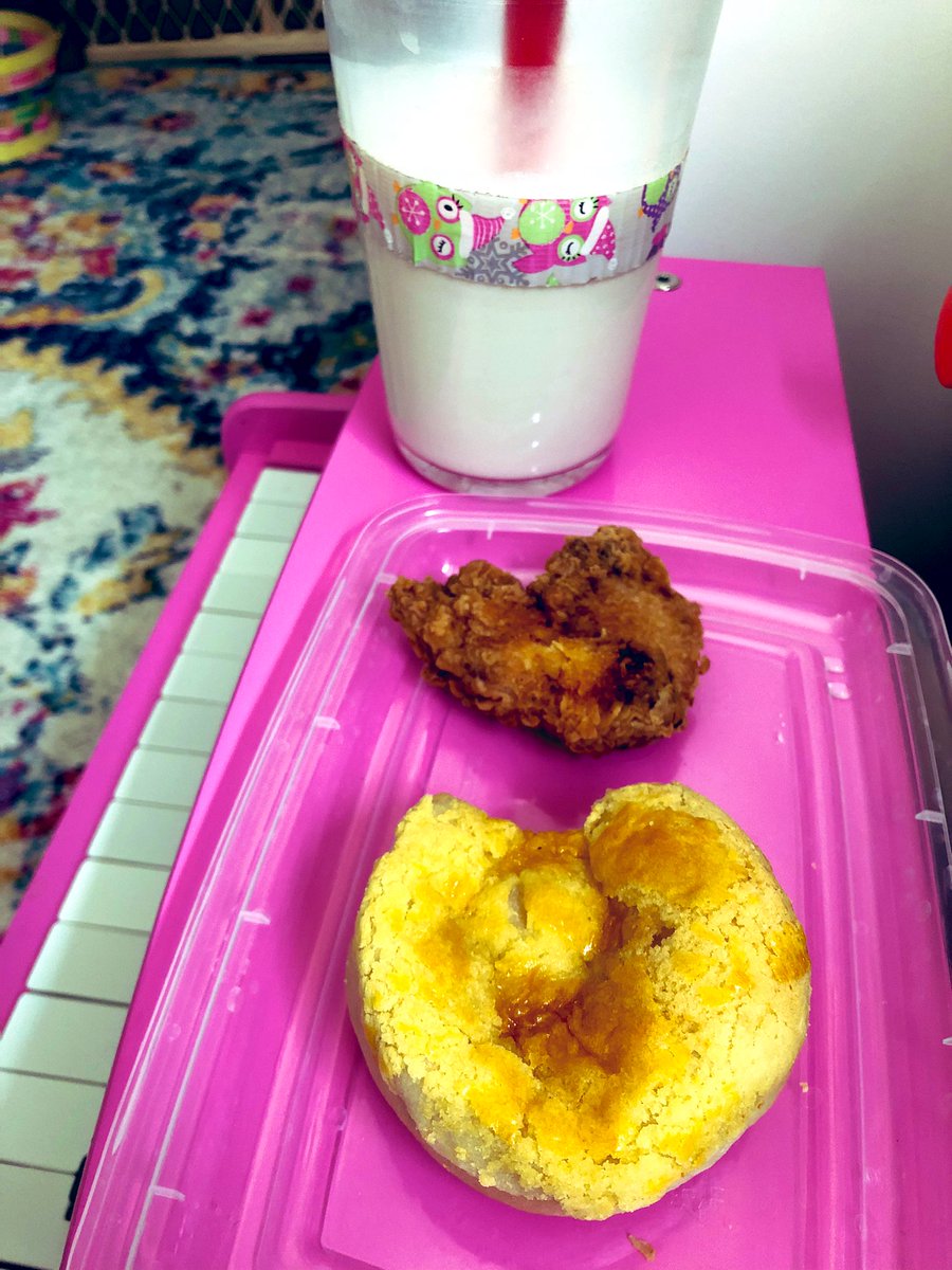 LeighTobes's tweet photo. A quiet place~ pineapple bun, fried chicken, oat milk. #mombreakfast ๐ https://t.co/UnSasIA4vZ