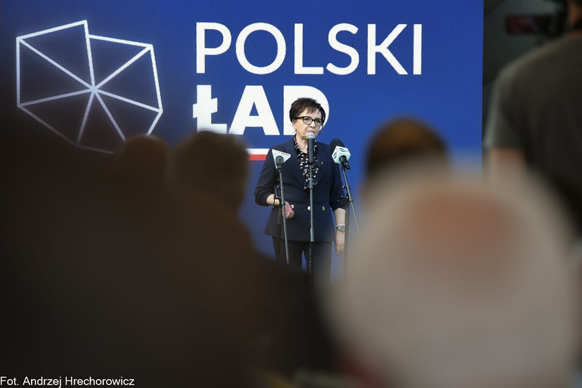 elzbietawitek's tweet photo. #PolskiŁad to ogromna szansa na rozwój takich miast, jak #Chocianów. Dziękuję za wspaniałe spotkanie i możliwość zaprezentowania propozycji w nim zawartych. Dziękuję za obecność Pani Minister M. Maląg i jej współpracownikom. https://t.co/EMVJvFoJHl