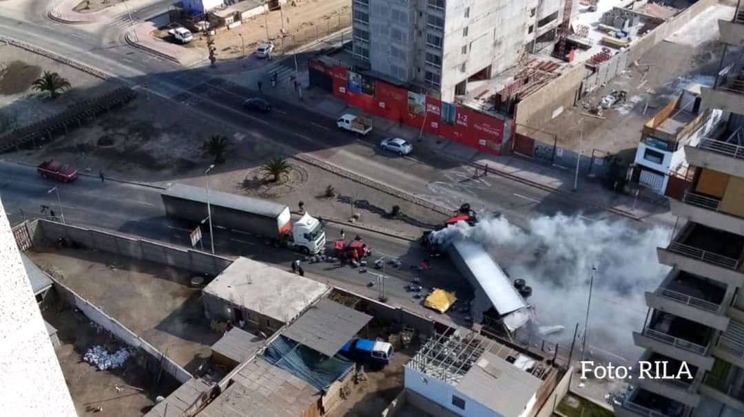 #Antofagasta ACTUALIZACIÓN Camión protagonizó accidente en Antofagasta en Av Salvador Allende Cerca de 10 lesionados Ninguno de Gravedad y 6 vehículos involucrados  Trabajarón <a href="/BomberosdeChile/">Bomberos de Chile</a> <a href="/SamuAntofagasta/">SAMU REGIÓN ANTOFAGASTA</a> <a href="/CarabAntof/">Carabineros Región de Antofagasta</a> <a href="/AntofagastaMuni/">Municipalidad de Antofagasta</a> en el lugar. <a href="/biobio/">BioBioChile</a> <a href="/CNNChile/">CNN Chile</a>