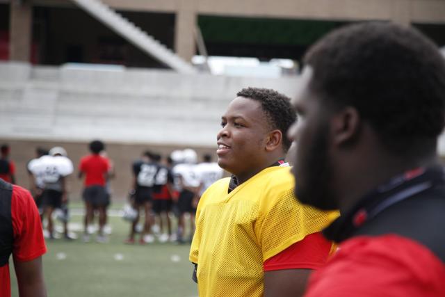 okprepsextra's tweet photo. Is @UnionFootball's Matthias Roberson @NoLimitRoRo the top area defensive lineman? Vote now in the All-World Preseason Football 2021 contest: https://t.co/Sb0oi5ViIR #okpreps https://t.co/dDlGFxdM2Y