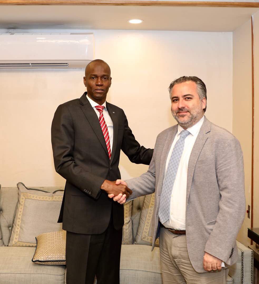 OEAHaiti's tweet image. Nous avons eu l'honneur de faire nos adieux à son Excellence Président Jovenel Moïse dans ses funérailles au Cap Haïtien. La vision du Président d'une Haïti plus équitable et prospère pour tous les Haïtiens, survivra sa mort tragique.