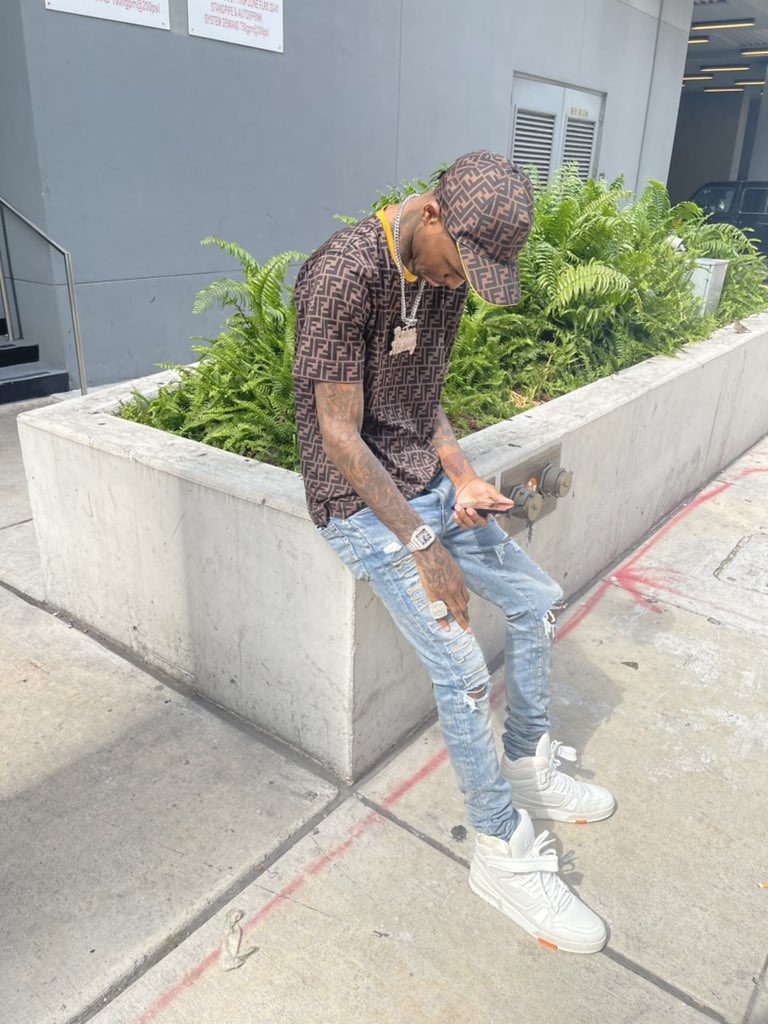 LilReese300's tweet photo. Gloyalty I ain’t even gotta question his loyalty 💯💯💯❤️ https://t.co/wQbMAPG5Uk