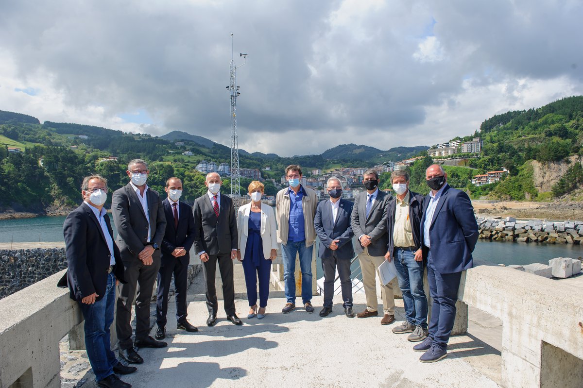 Euskalmet's tweet photo. 📡 Hoy hemos inaugurado la plataforma océano-meteorológica de #Mutriku que consta de 3 bloques:
1⃣ Una estación meteorológica
2⃣ Un sistema de video-cámaras #KostaSYSTEM
3⃣ y una boya oceanográfica (que se añadirá en breve)
➕ https://t.co/4kKvL2pkVU https://t.co/USrlirfEfl
