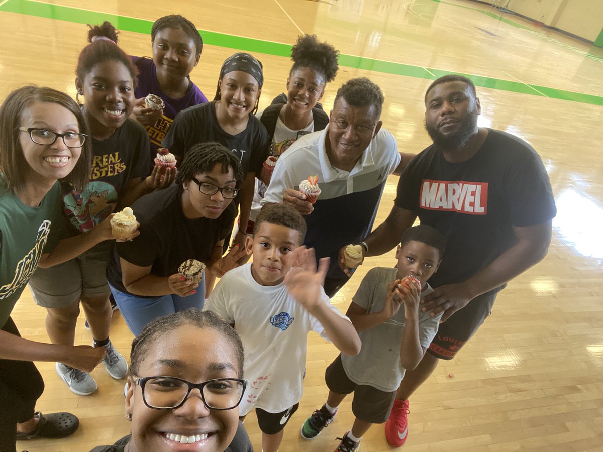 JCMLadyCougars's tweet image. The last Monday of the summer calls for cupcakes from #HowSweetItIsByTim a local #BlackOwnedBusiness SO GOOD!    💚💛 #summertimevibes